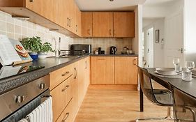 Lux Waterfront 2 Bed Apt W Free Parking & River Views, City Centre 15 Min Walk